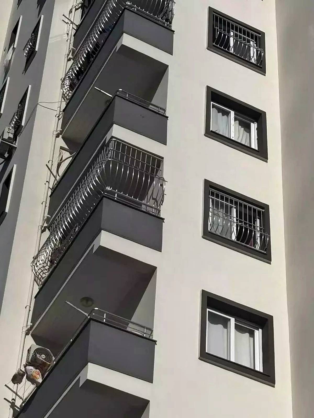 21-gun-once-evlendigi-esini-balkondan-atti-5