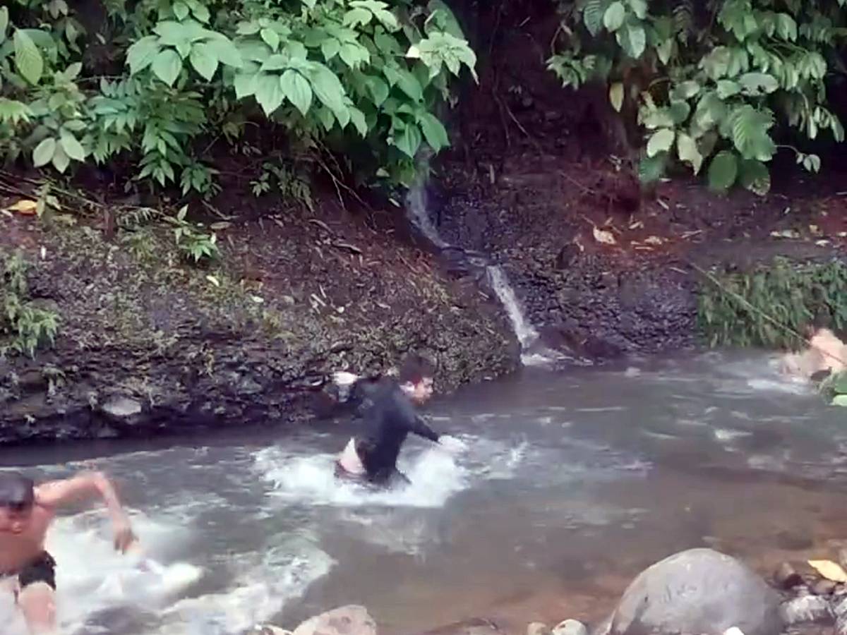 nehirde-kafasini-yilan-isiran-adam-2