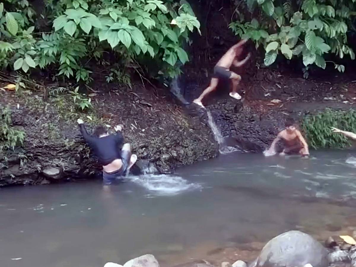 nehirde-kafasini-yilan-isiran-adam-4