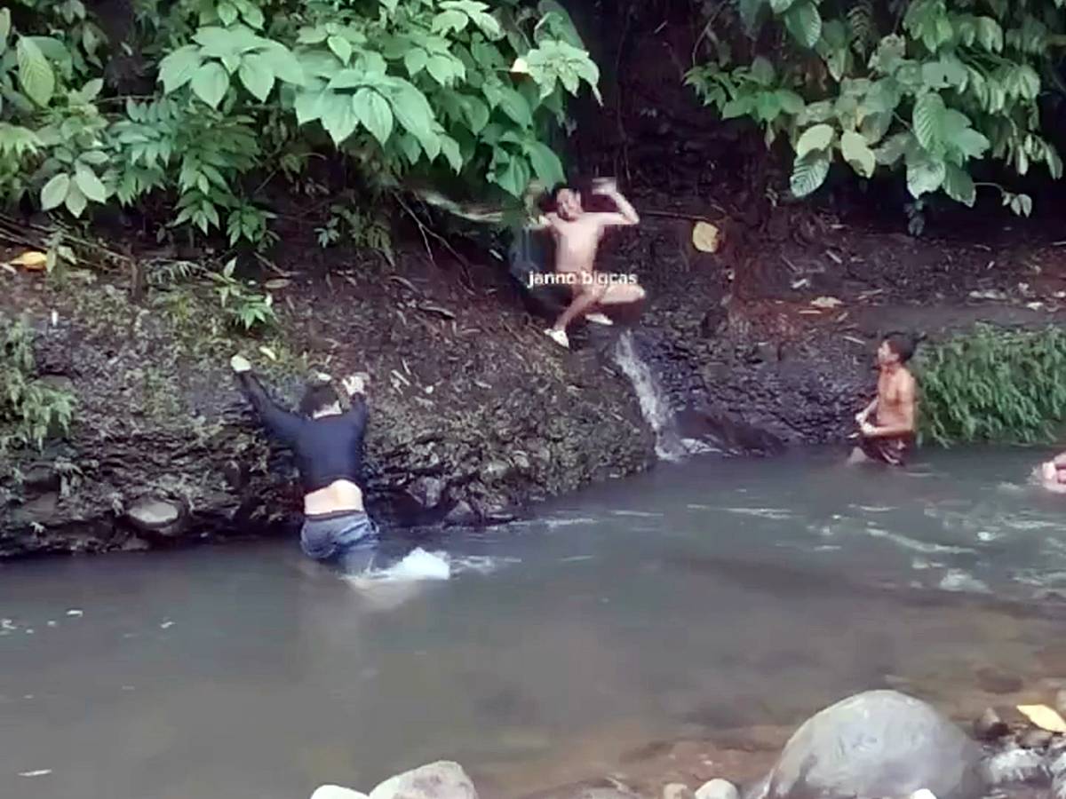 nehirde-kafasini-yilan-isiran-adam-6