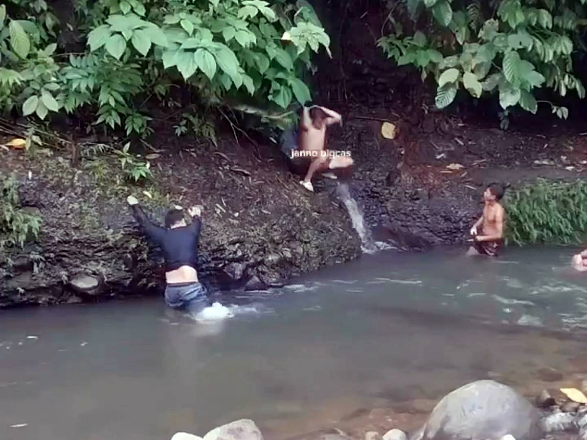 nehirde-kafasini-yilan-isiran-adam-7