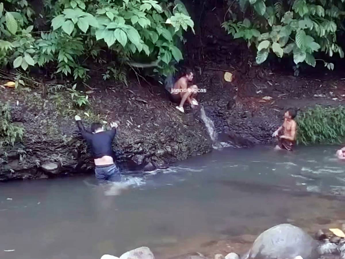 nehirde-kafasini-yilan-isiran-adam-9