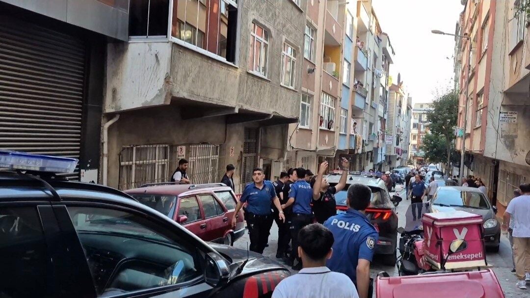 sultangazide-devriye-gorevi-yapan-polislere-bicakli-saldiri