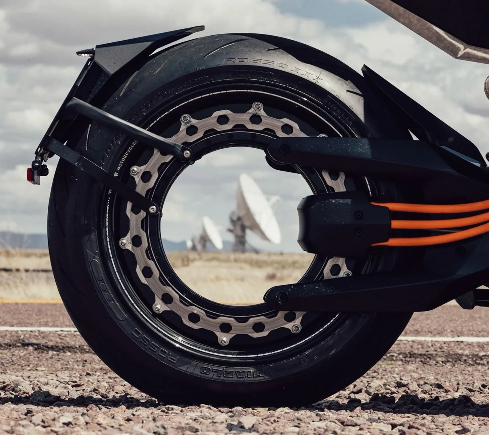 tekerlegin-icine-857-beygir-sigdirdilar-elektrikli-arabalarda-ezber-bozuldu-3