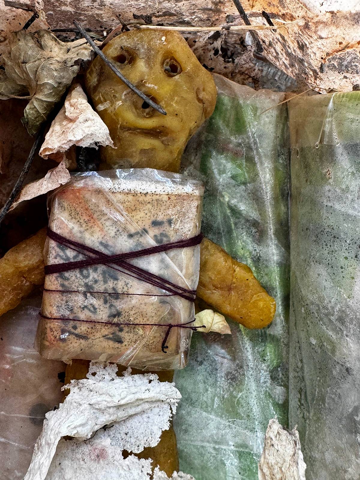 bartinda-mezardan-muska-ve-balmumu-bebek-cikti-2