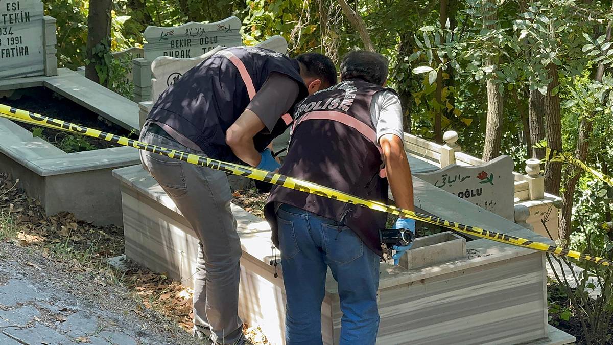 bartinda-mezardan-muska-ve-balmumu-bebek-cikti-3