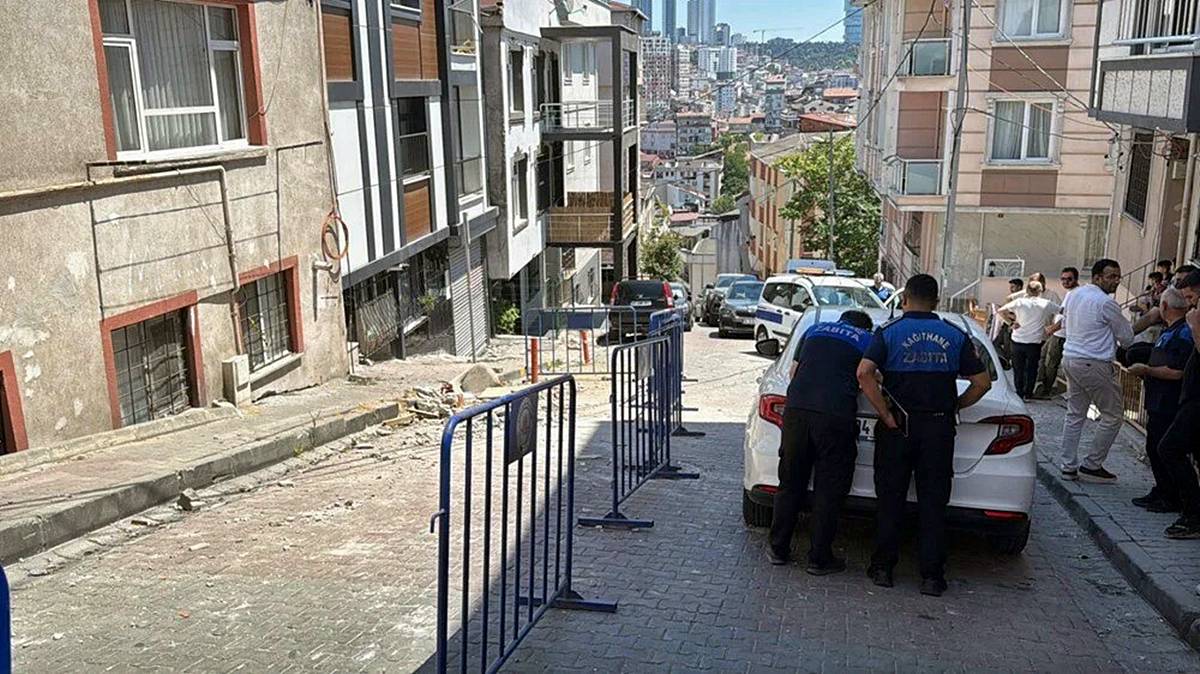 kagithanede-binanin-balkonu-coktu-1