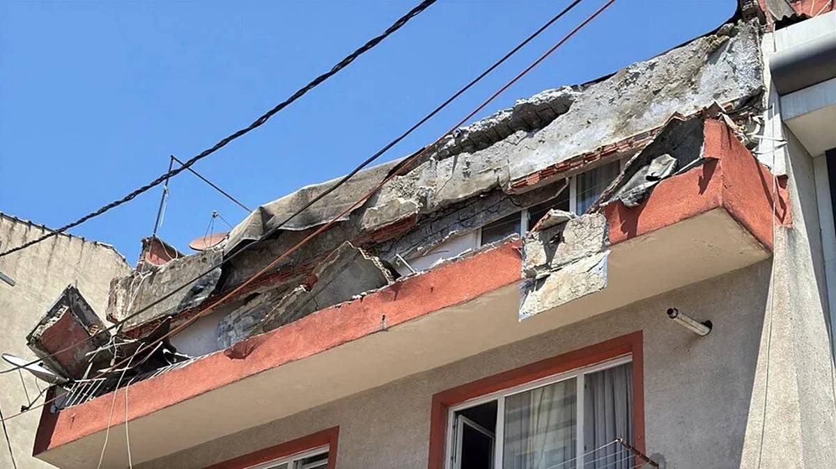 kagithanede-binanin-balkonu-coktu-3