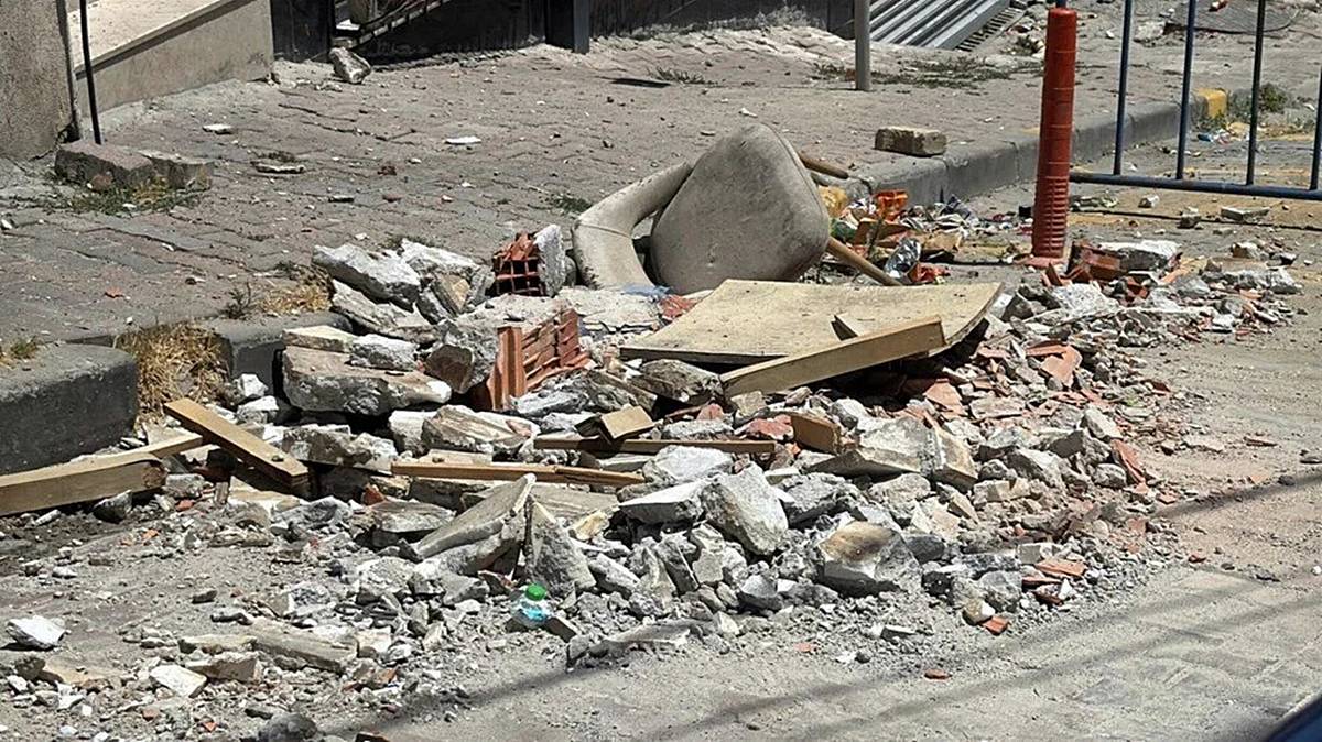 kagithanede-binanin-balkonu-coktu-4