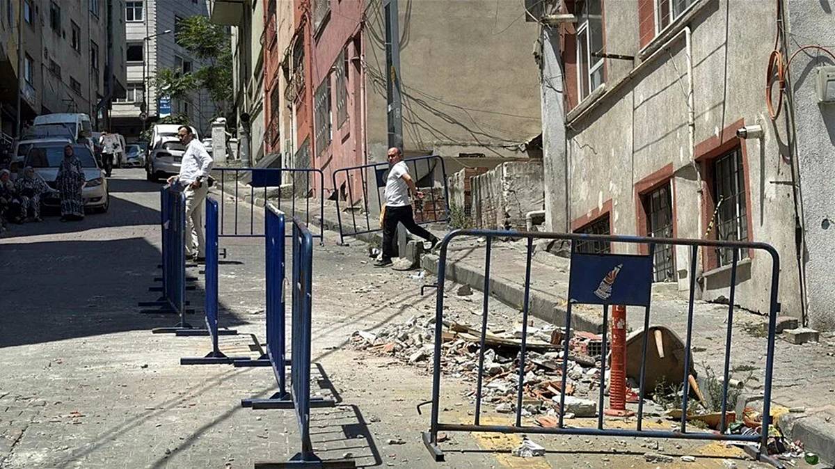 kagithanede-binanin-balkonu-coktu-5