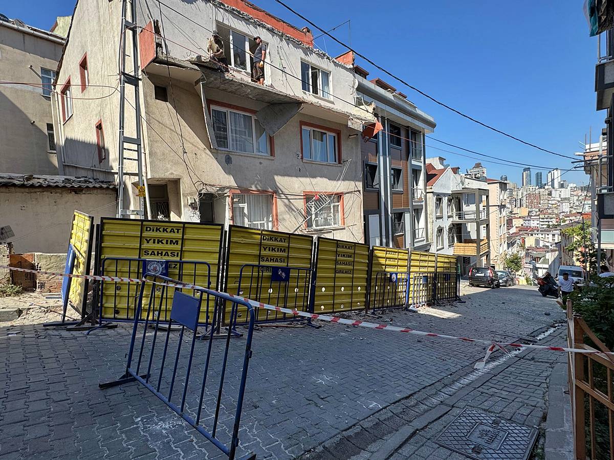 kagithanede-binanin-balkonu-coktu-7