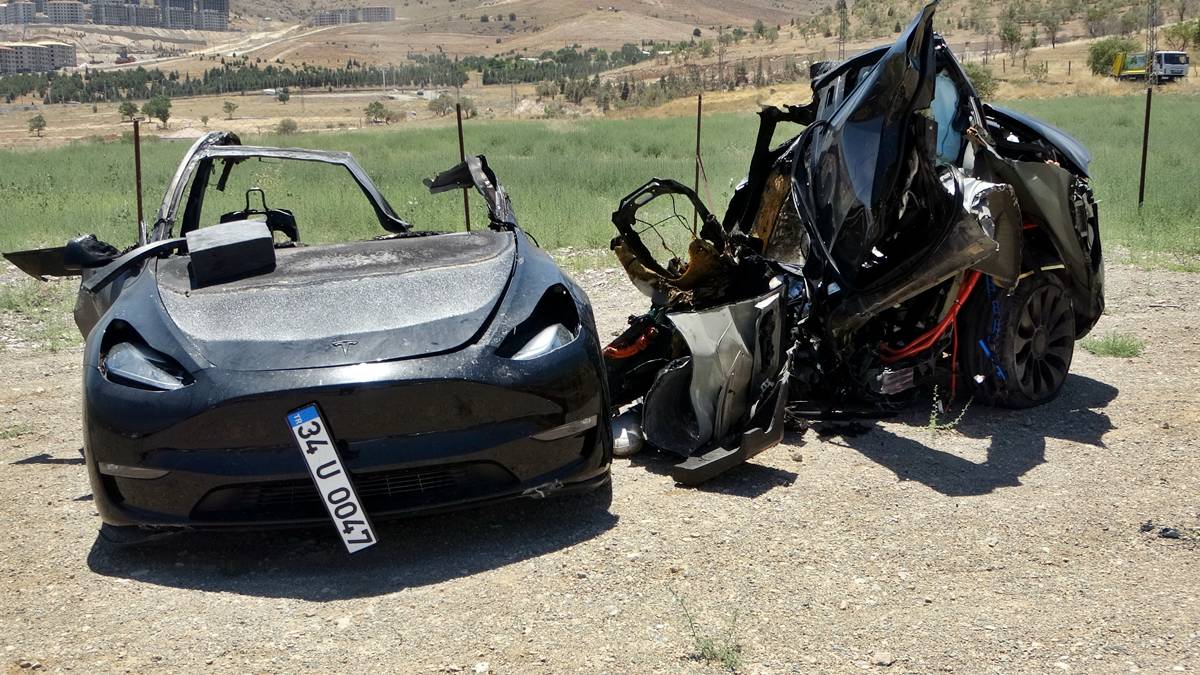 malatya-ikiye-bolunen-tesla-kazasi-12.jpg