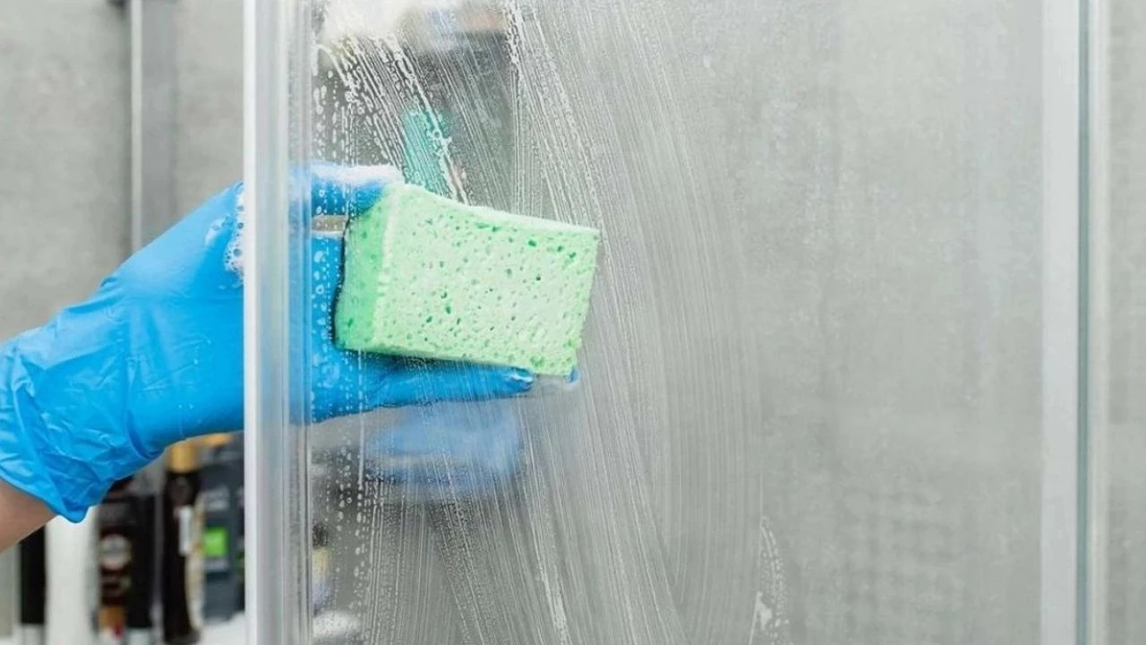 dusakabin-camindaki-tum-kireci-tek-seferde-siliyor-sabun-ve-su-lekelerinden-eser-kalmayacak-dusakabin-lekeleri-nasil-temizlenir-483l