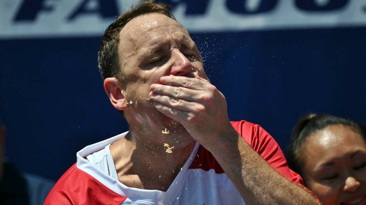 new-york-sosisli-sandvic-yeme-yarismasi-sampiyonu-joey-chestnut