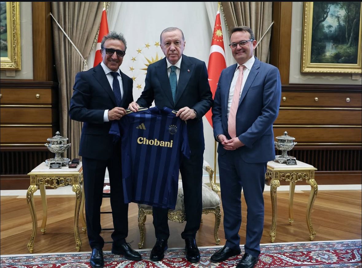 fenerbahceye-120-milyon-euro-getiren-hamdi-ulukaya-kimdir-kurt-oldugu-halde-neden-kurtce-bilmiyor-esi-hangi-unlu-sefin-kizi-5.jpeg