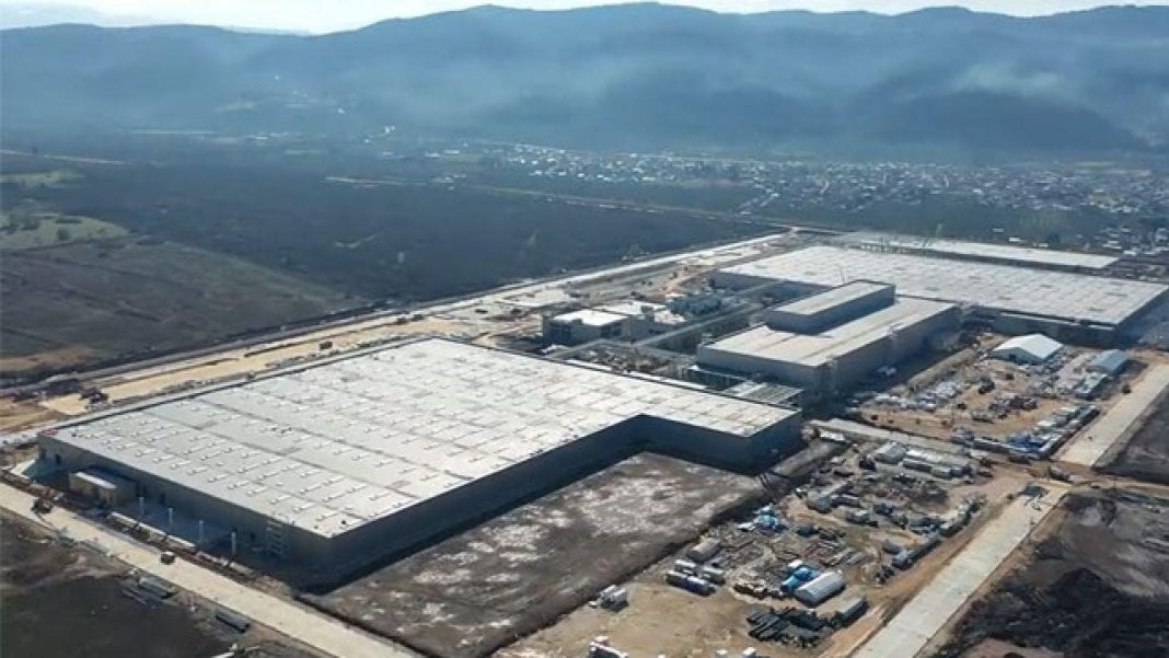 toggda-sok-iddia-200-isci-kapinin-onune-konuldu-esyalarimizi-bile-alamadik-kapida-polisler-bekliyor-2.jpg