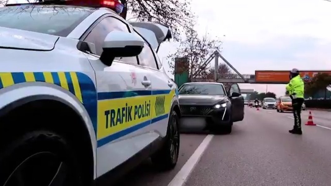 1-haftada-28-milyon-arac-durduruldu-aracinda-bu-ikisi-olmayan-yandi-bakan-yerlikaya-acikladi-denetimler-basladi-1