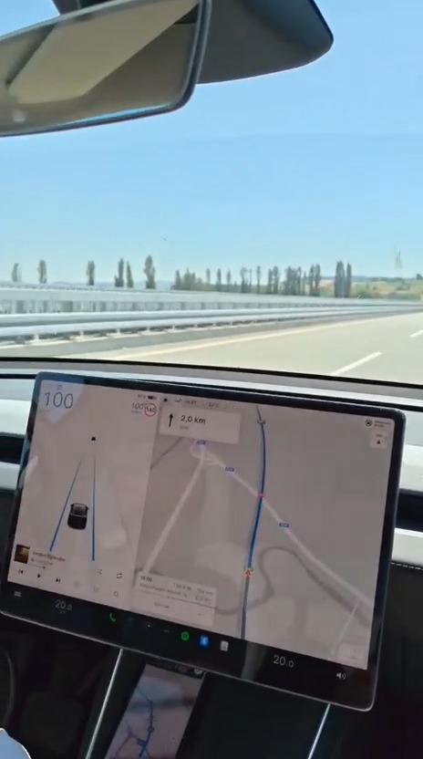 tesla-otopilottayken-surucu-bayilirsa-ne-olur-turkiyede-test-edildi-sonuc-sasirtti-1