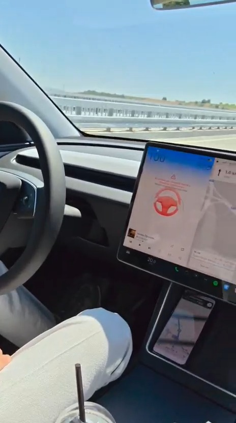 tesla-otopilottayken-surucu-bayilirsa-ne-olur-turkiyede-test-edildi-sonuc-sasirtti-2