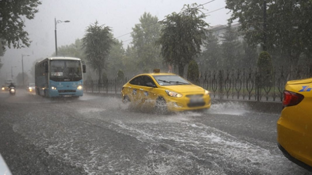 istanbul-icin-akomdan-saganak-ve-firtina-uyarisi-kuvvetli-yagis-geri-donuyor-2