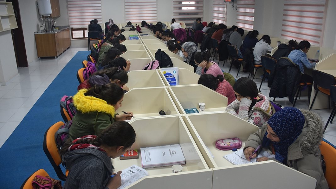 unlu-ekonomist-mert-basaran-aileleri-uyardi-basari-baskisi-cocuklari-nasil-etkiliyor-1