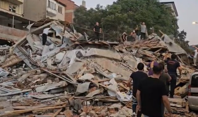 balikesir-de-6-1-lik-deprem-bir-bina-coktu-4509.jpg