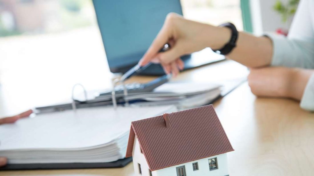 faizsiz-ev-kredisi-kimlere-veriliyor-bu-sartlari-tasiyan-emeklilere-faizsiz-konut-kredisi-alabiliyor-1