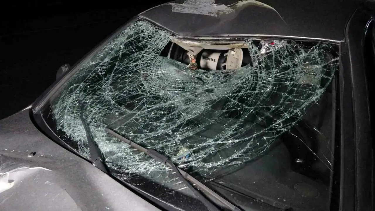 yolun-karsisina-gecmek-isteyen-adama-otomobil-carpti-feci-kaza-kamerada-04fcdefe60a7