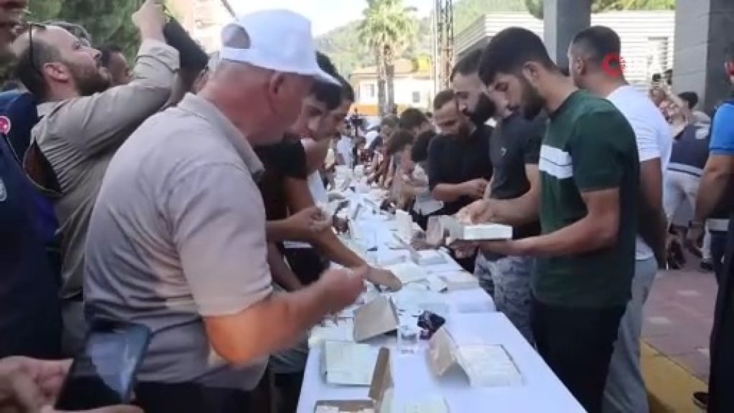 lokum-yeme-yarismasinda-rekor-kirdi-bir-kac-dakikada-1-kilo-100-gram-lokumla-altini-kapti-0-001