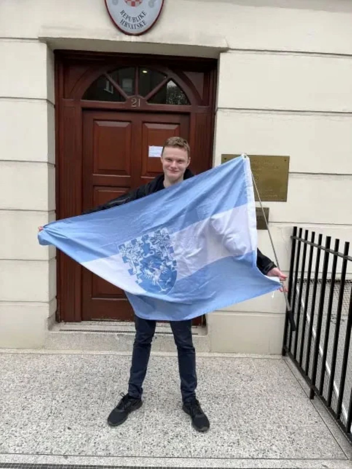 20-yasinda-kendi-ulkesini-kuran-2