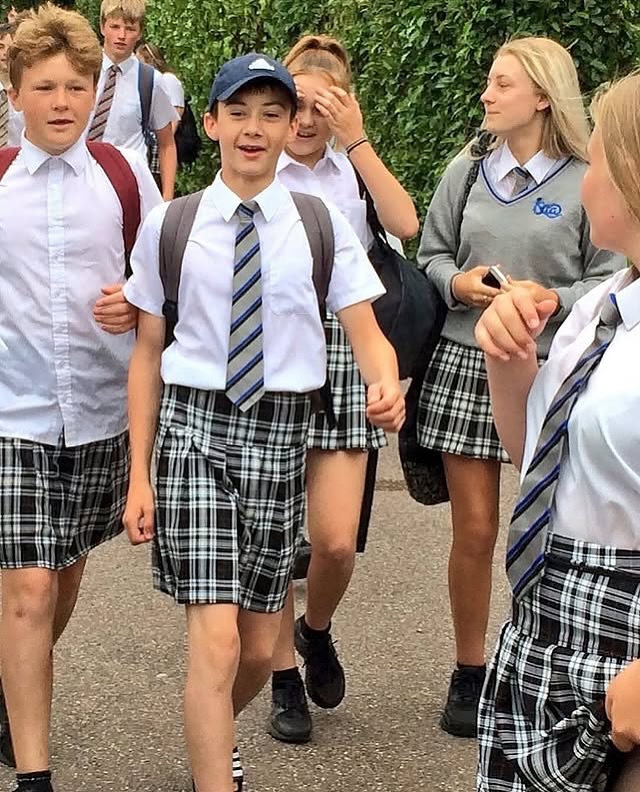 ingilterenin-exeter-sehrindeki-isca-akademisinde-sicak-havalarda-sort-giymek-yasaklaninca-bi-4