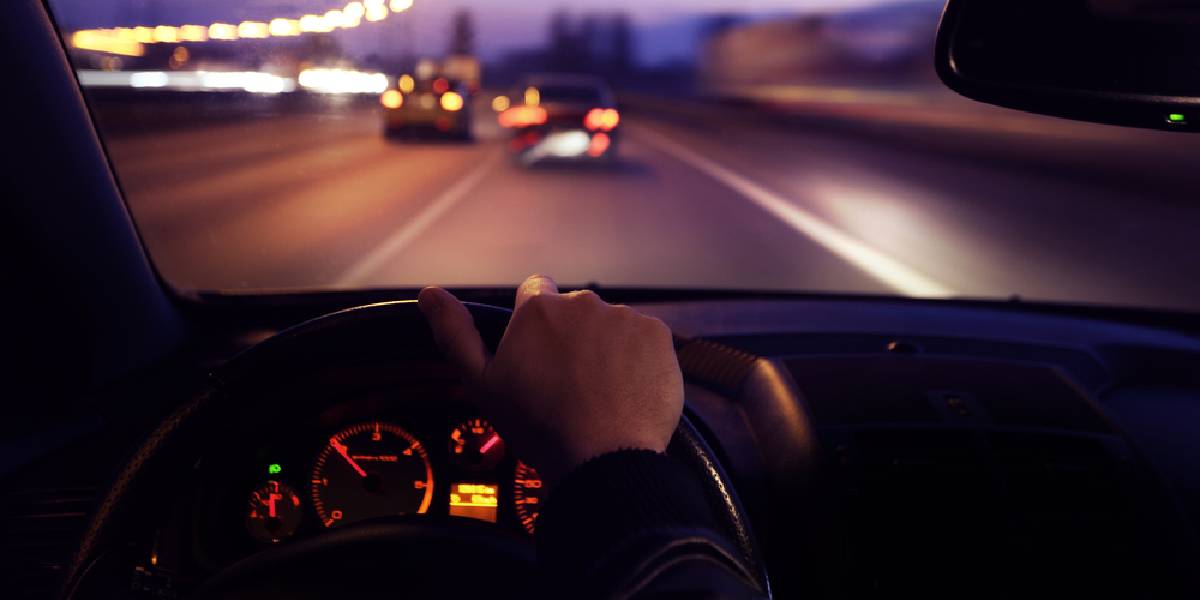 tek-elle-araba-surmek-1