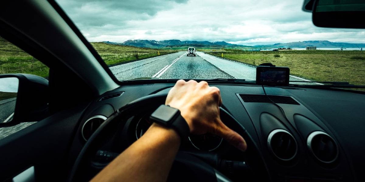 tek-elle-araba-surmek-2