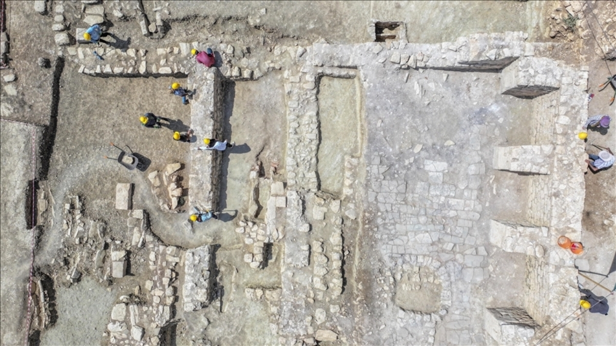 topragin-altindaki-bilinmeyenler-gun-yuzune-cikti-yapilan-kazilar-kilisenin-tarihini-degistirecek