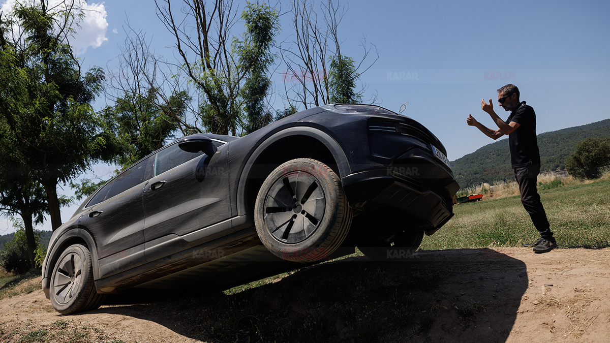 porsche-elektrikli-cayenne-off-road