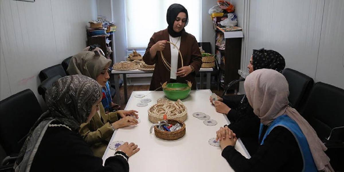 hatayda-depremzede-kadinlar-1