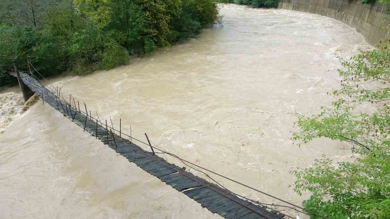 dogu-karadenizde-son-1-gunde-en-fazla-yagis-303-kg-ile-giresunun-canakci-ilcesine-dustu