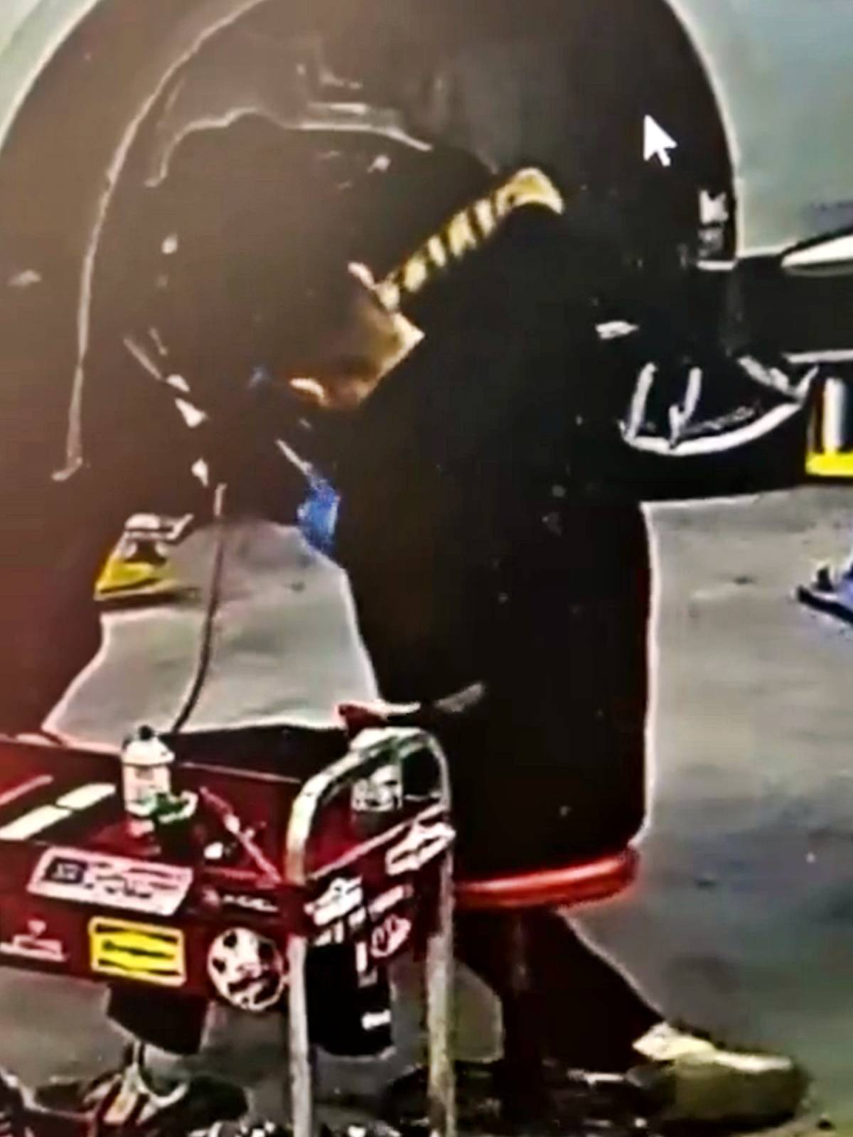 is-kazasi-tornavida-gozune-saplandi-6