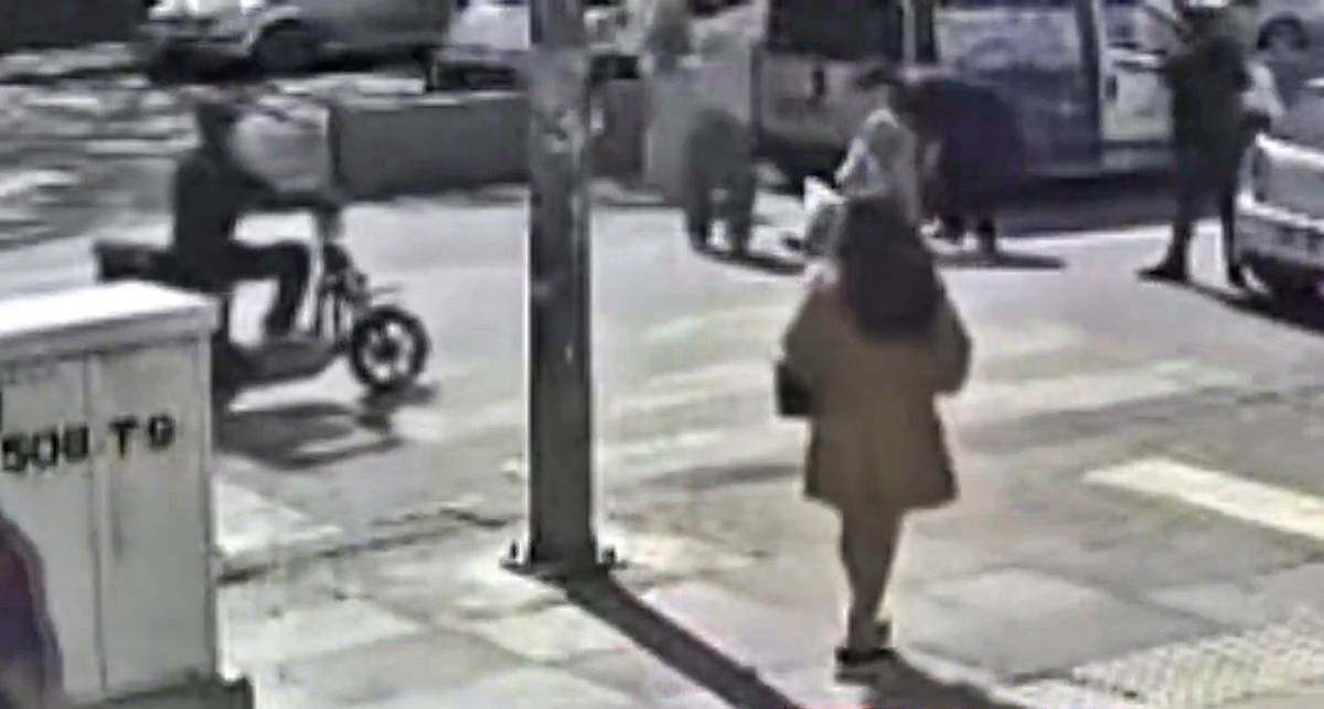 kirmizi-isikta-gecen-maganda-yasli-kadina-saldirdi-1