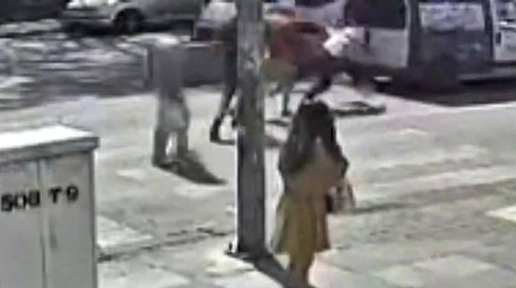 kirmizi-isikta-gecen-maganda-yasli-kadina-saldirdi-2