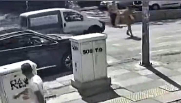 kirmizi-isikta-gecen-maganda-yasli-kadina-saldirdi-4