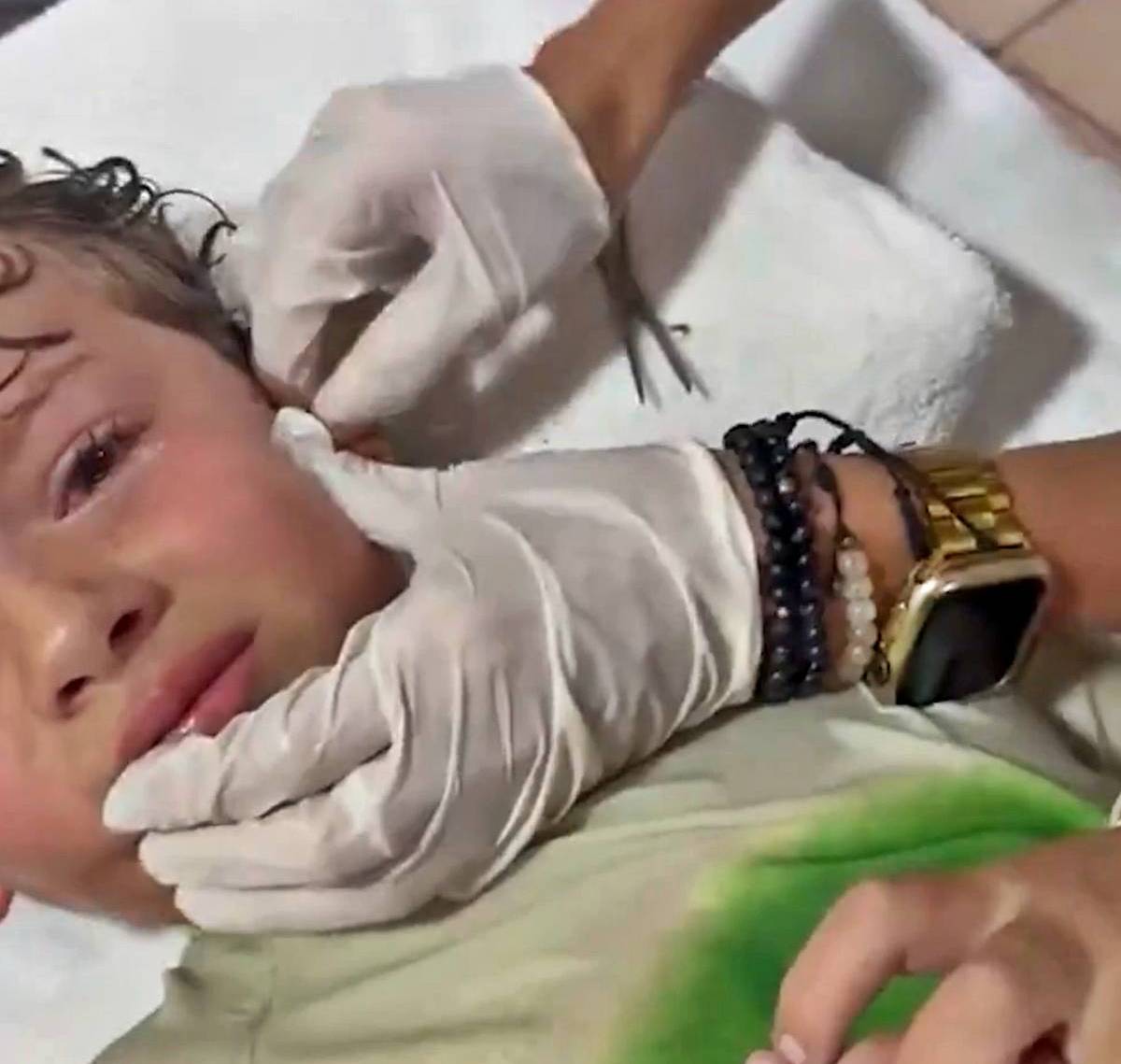 kulagindan-yengec-cikan-cocuk-4