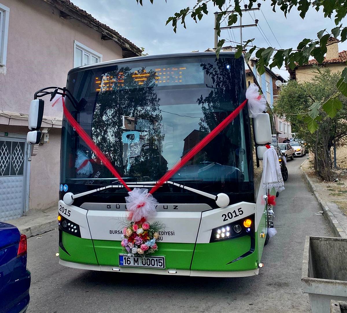 ilginc-gulumseten-guzel-gelin-arabasi-suslemeleri-1
