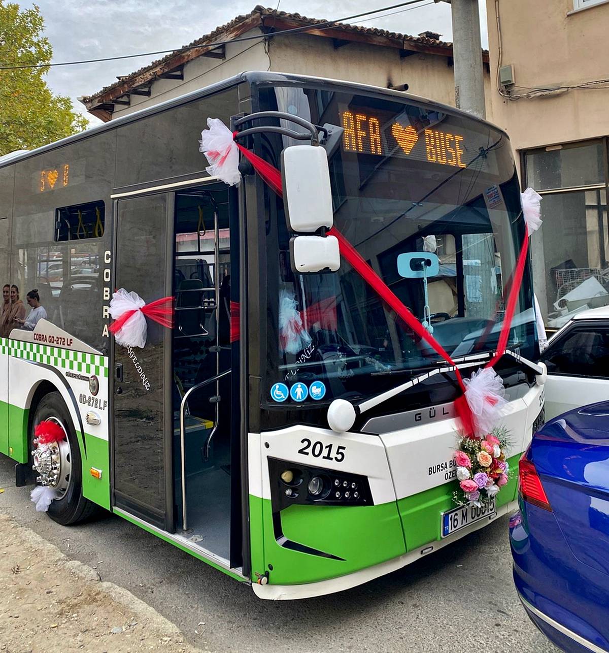 ilginc-gulumseten-guzel-gelin-arabasi-suslemeleri-2