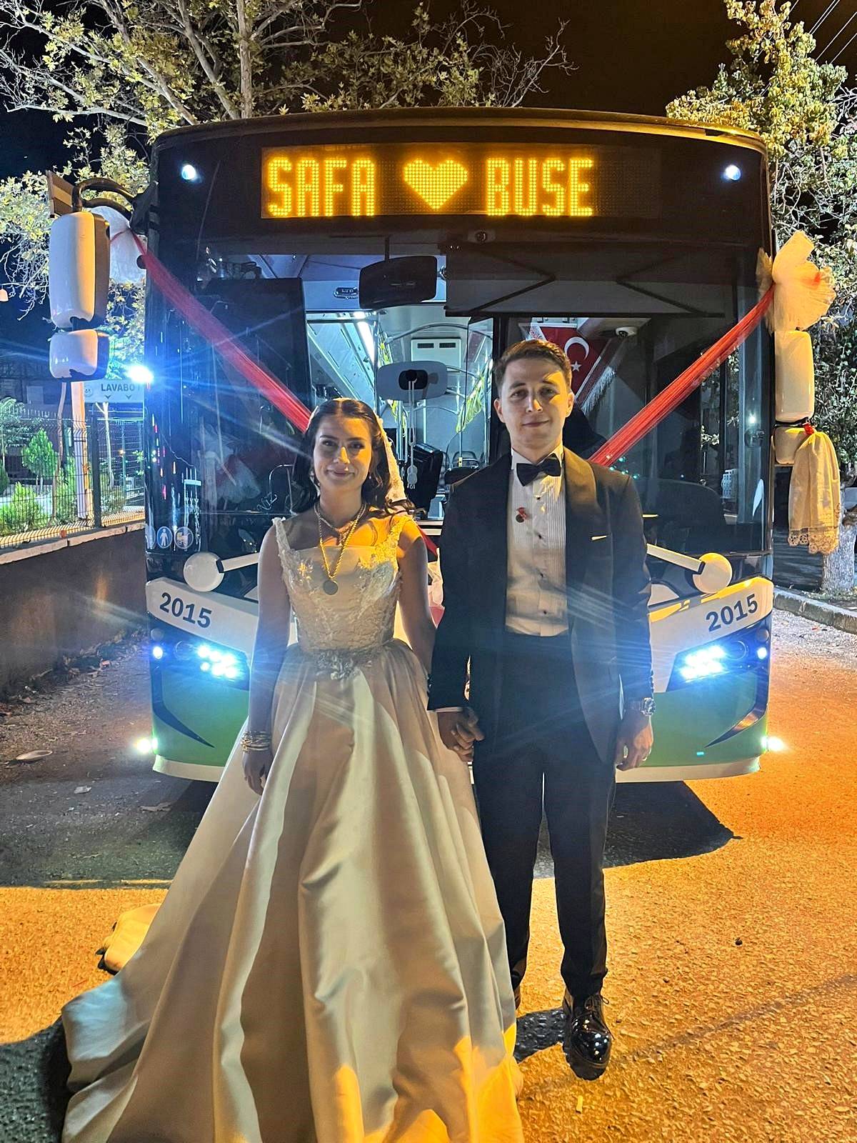 ilginc-gulumseten-guzel-gelin-arabasi-suslemeleri-3