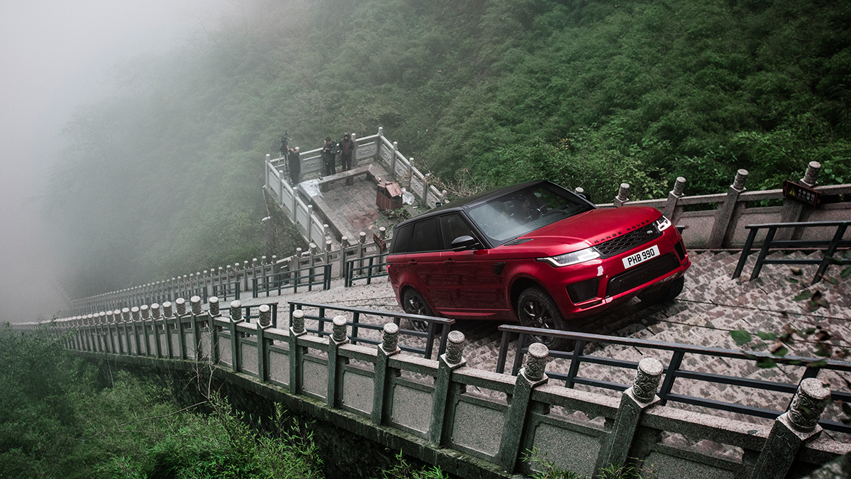 range-rover-p400e-basarili-tirmanis-cin.png
