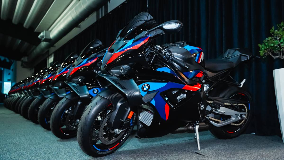 bmw-motorraddan-toprak-razgatliogluna-ozel-hediye-sampiyonluk-imzasi-tasiyan-bmw-m-1000-rr-istanbulda-teslim-edildi-1.jpg