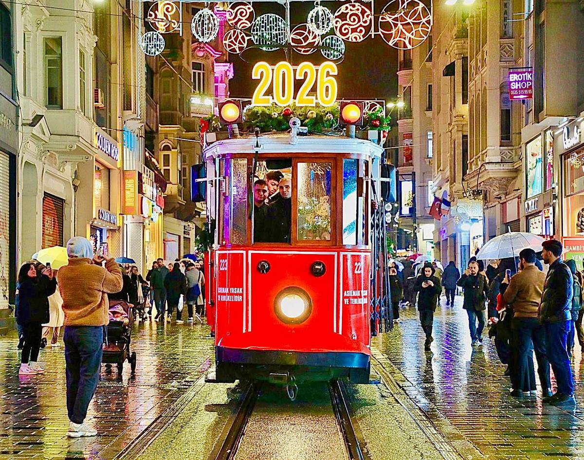 istiklal-caddesi-nostaljik-tramvay-yilbasi-suslemesi-2.jpg