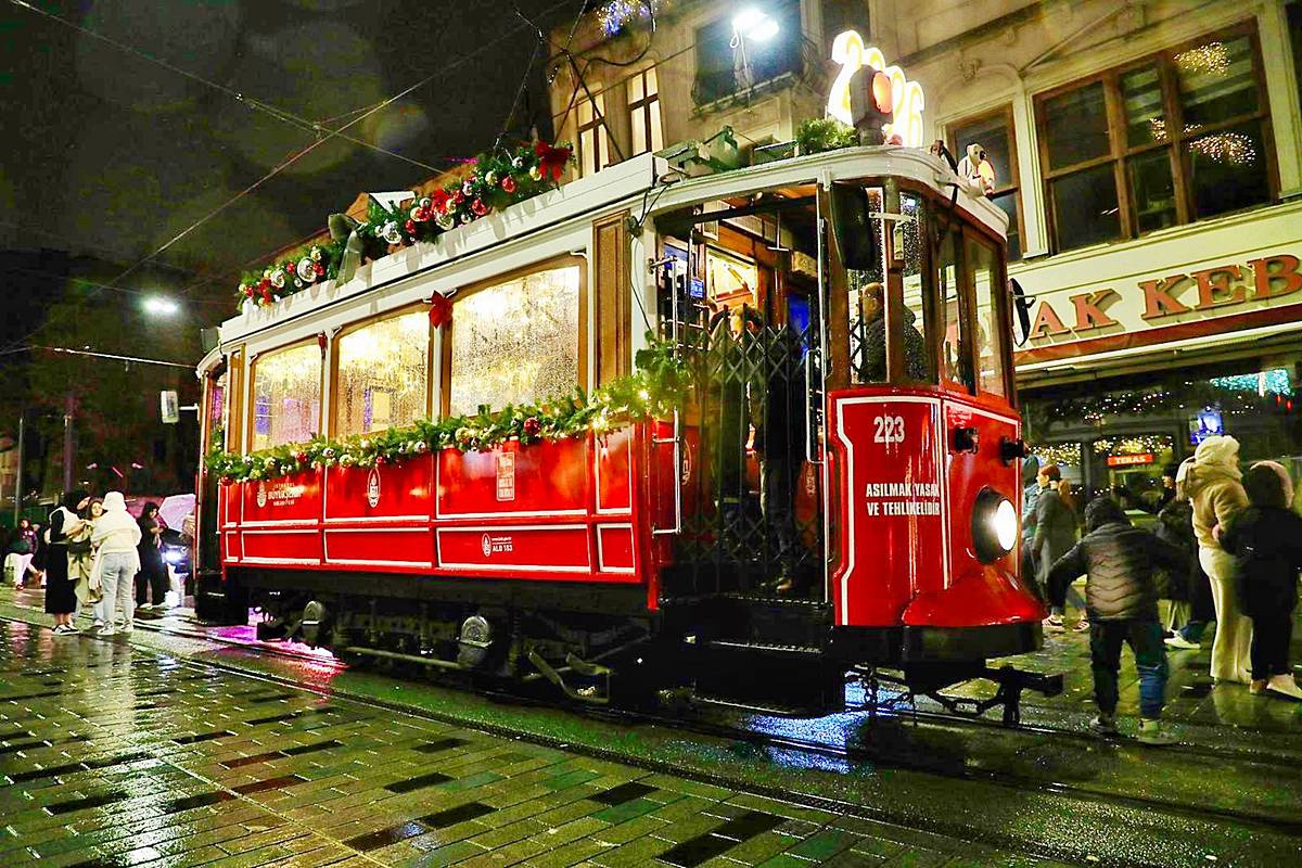 istiklal-caddesi-nostaljik-tramvay-yilbasi-suslemesi-3.jpg