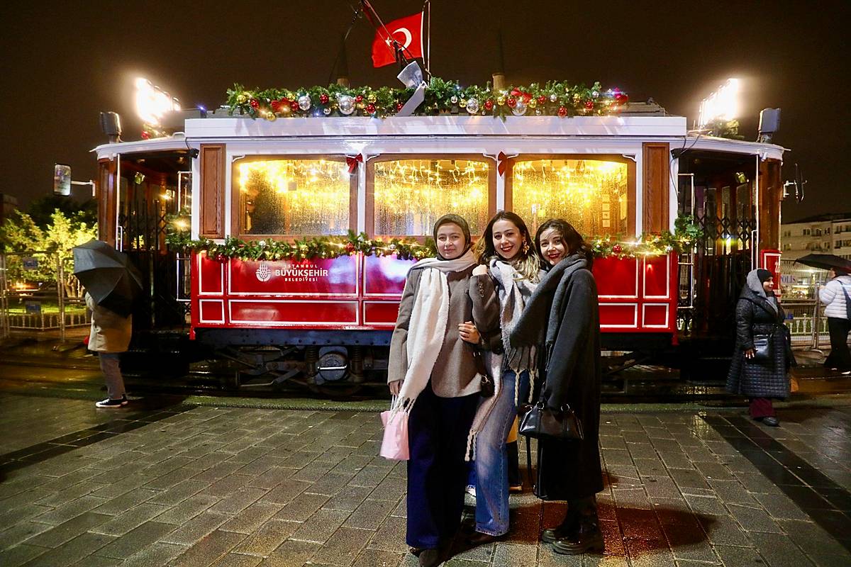istiklal-caddesi-nostaljik-tramvay-yilbasi-suslemesi-4.jpg